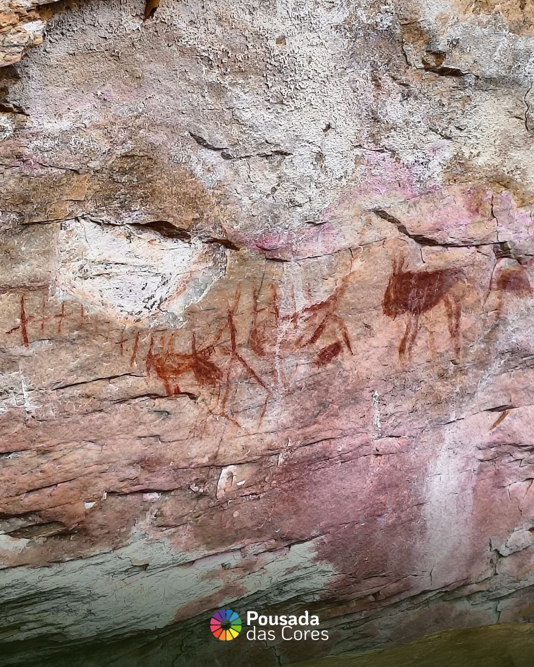Paredão de rocha com pinturas rupestres no Sítio Arqueológico da Pedra Pintada, em Cocais (MG)