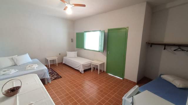 Casa completa colorida da Pousada das Cores com varanda e rede