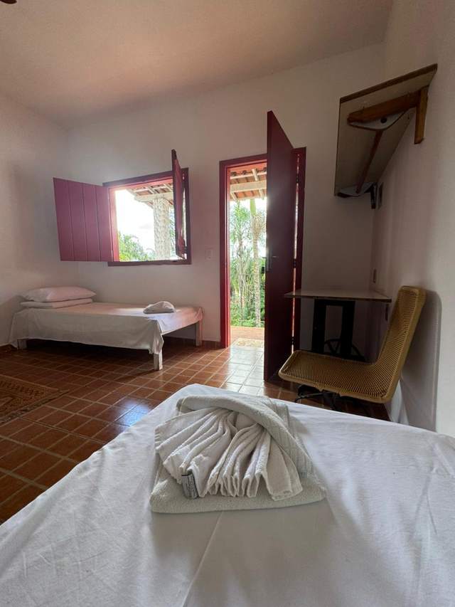 Quarto quádruplo com quatro camas e vista para o campo