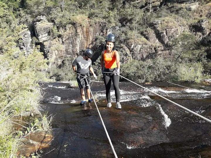 Poço de água transparente ao pé da Cachoeira do Leão, com pedras lisas para banho