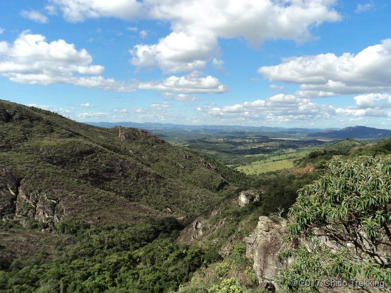 Vista da serra verde e do vale de Cocais ao amanhecer, com neblina leve