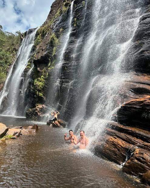 Cachoeira Véu da Noiva de Cocais, com lâmina fina de água sobre paredão coberto de musgo