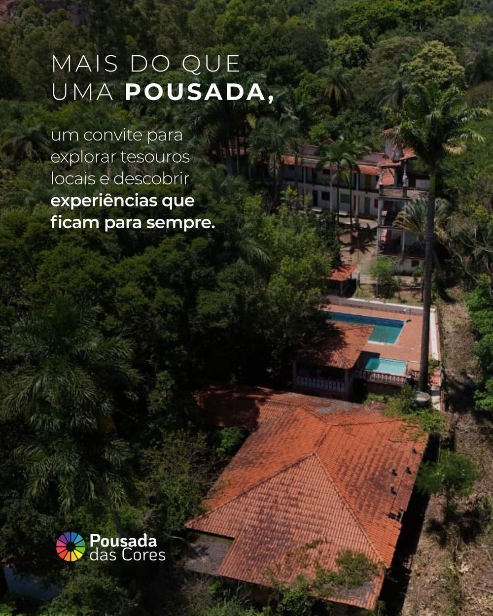 Área de lazer da pousada com piscina, redes e montanhas ao fundo