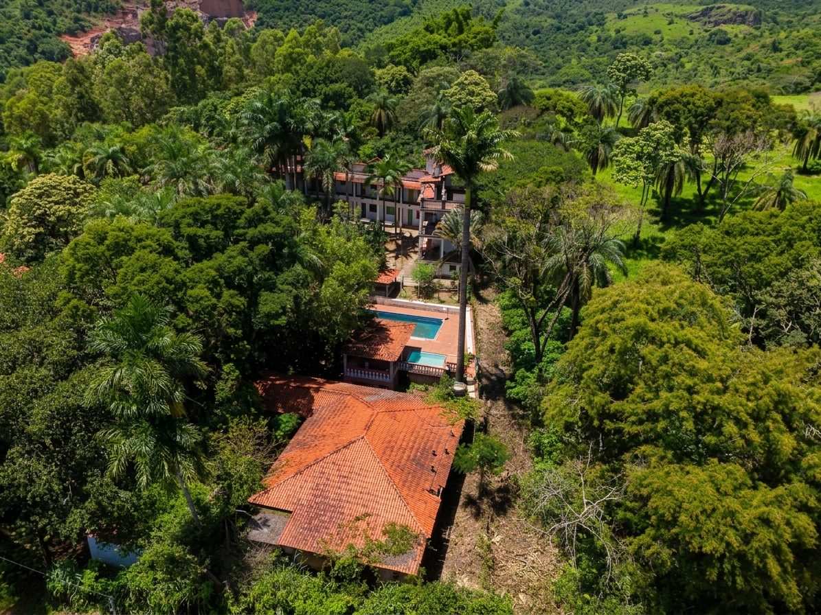 Fachada colorida da Pousada das Cores ao pôr do sol